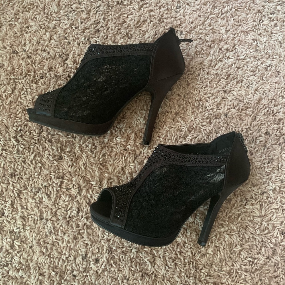 Michaelangelo lace shootie high heels